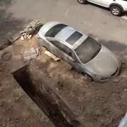 Строители засыпали автомобиль на парковке в Алматы