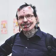 Самого пирсингованного мужчину в мире не пустили в Дубаи как черного мага