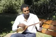Африканец играет на домбре