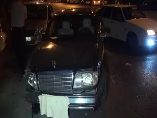 Mercedes протаранил полицейский автомобиль в Алматы