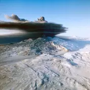 Вулкан Жупановский выбросил столб пепла на Камчатке