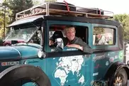Участвующая в кругосветном путешествии на авто 77-летняя немка "без ума" от казахстанских механиков