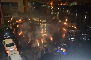 Астанчанин сделал предложение девушке при помощи сердца из 16 машин