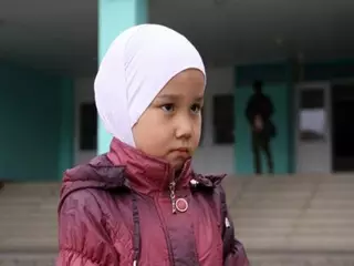 Казахстанский суд запретил девочке носить в школе платок