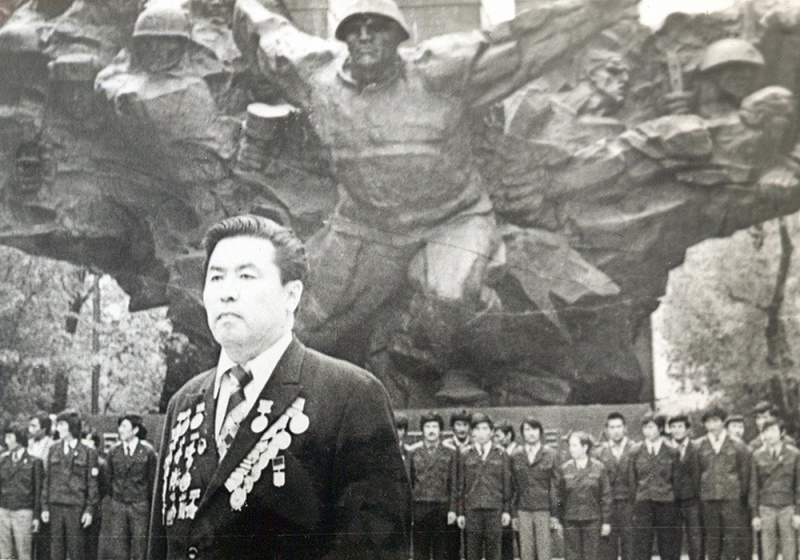 Рахимжан Кошкарбаев у монумента Славы в Алматы