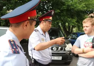 Казахстанских полицейских предложили научить улыбаться