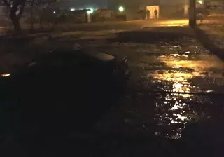 Такси в Караганде ушло под воду вместе с пассажирами в центре города