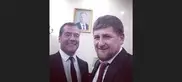 Кадыров и Медведев сняли селфи на фоне портрета Путина