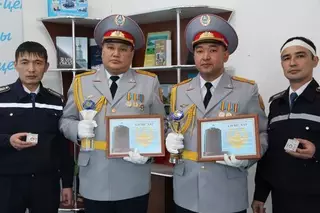 В Павлодаре наградили спасших в ДТП автобус с детьми полицейских