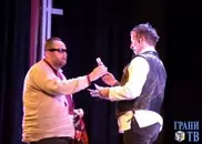 Охлобыстину прямо на сцене вручили бутылку с кровью