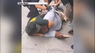 Задушивший безоружного полицейский избежал обвинений в США