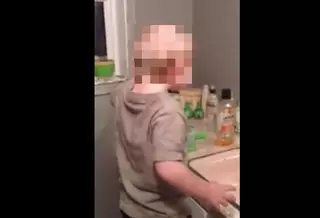 Четырехлетний мальчик решил расчесаться прибором отца