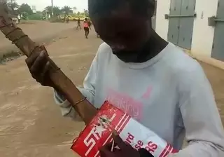 Кто-нибудь, купите ему настоящую гитару!