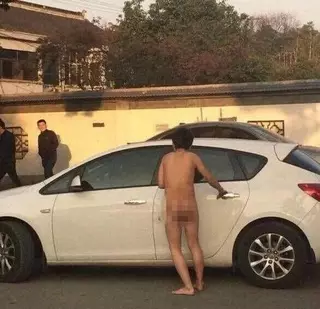 Китаянка оставила неверного мужа голым на парковке
