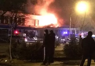 В центре Актау случился крупный пожар