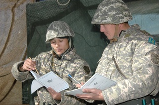 В ходе тренировки казахстанские военные блокировали и уничтожили незаконные формирования и отразили вторжение. Фото Минобороны РК ©