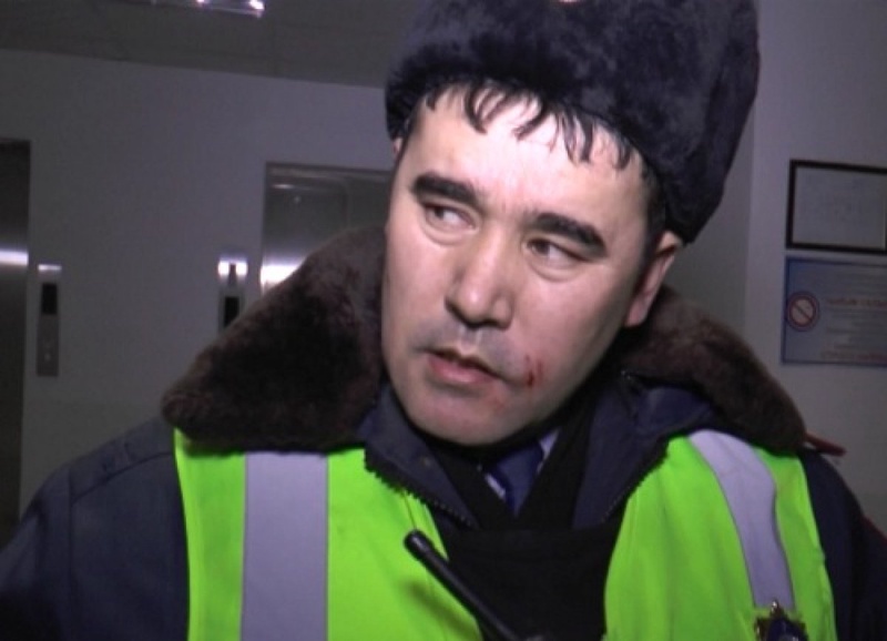 Пострадавший полицейский. Фото с сайта almaty.tv