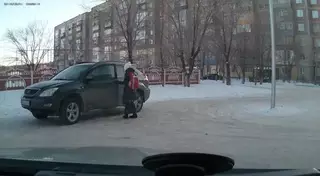 Мать разрешила школьнице управлять автомобилем Lexus только во дворе