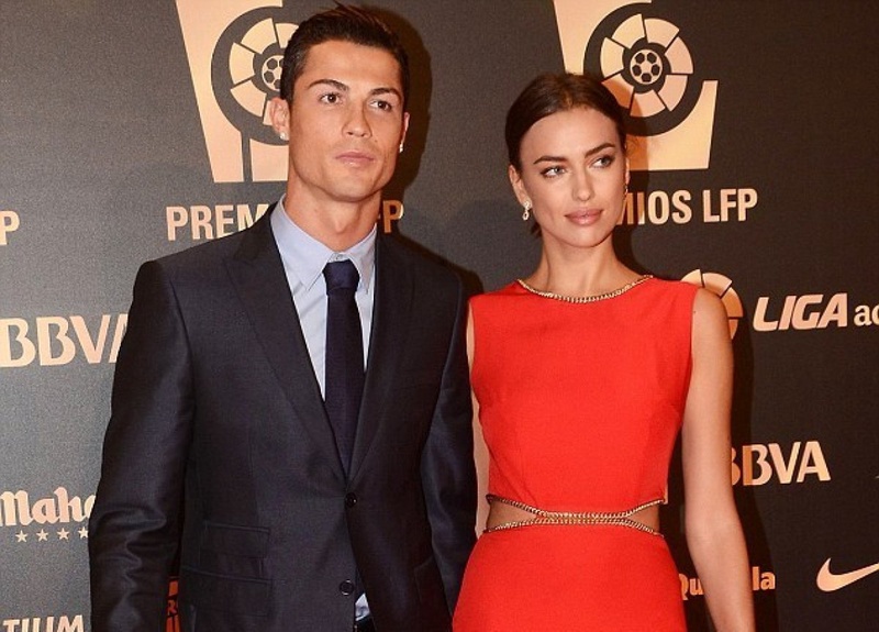 Досыңмен юбка және шұлық киген секс