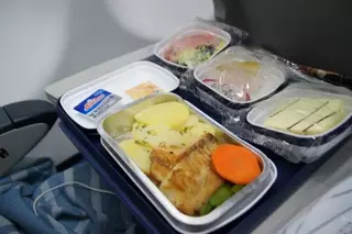 Почему еда в самолете невкусная?