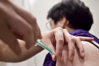 Усилить контроль за вакцинацией населения потребовали казахстанские депутаты