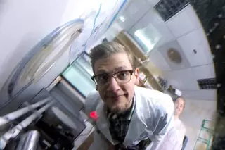 Осьминог сфотографировал ученого