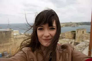 Задорный танец стюардессы стал хитом YouTube