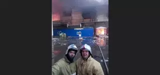 Улыбающиеся пожарные сняли селфи на фоне горящего ТЦ в Казани