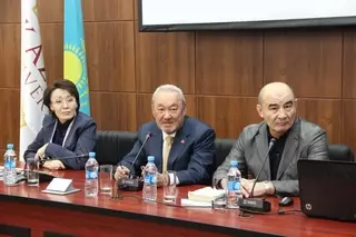 Профессора КАЗГЮУ провели семинар для своих выпускников