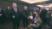 Порошенко подарил футбольный мяч украинскому бойцу без ног