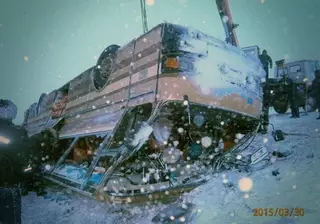 ДТП в ВКО: 4 человека погибли при опрокидывании рейсового автобуса