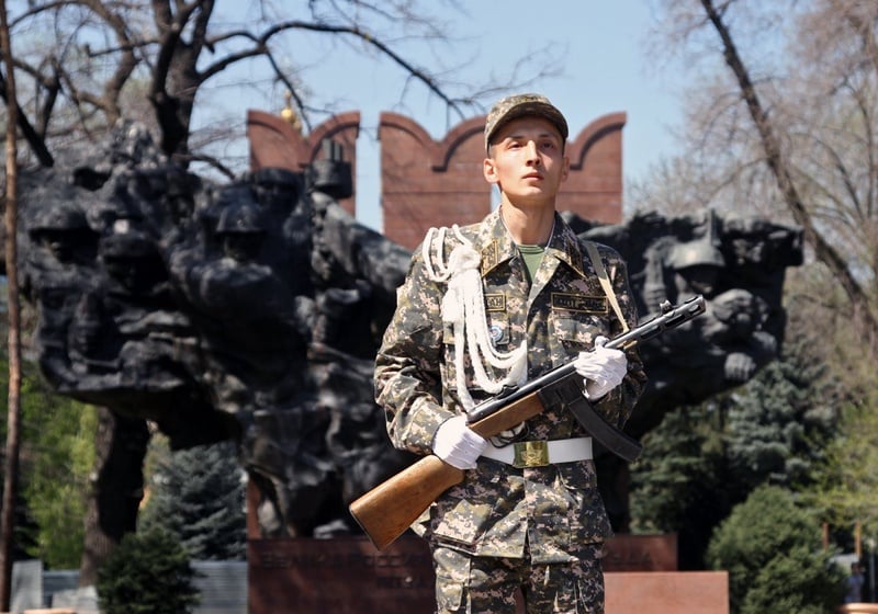 Почетный караул в память о погибших в ВОВ организовали волонтеры в Алматы.
Фото © Николай Колесников