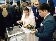 Молодожены проголосовали на избирательном участке в Астане