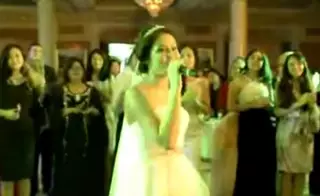 Невеста красиво спела на казахской свадьбе