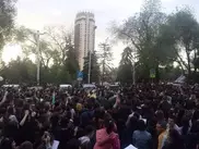 Алматинцы поют любимые песни Батырхана Шукенова под открытым небом