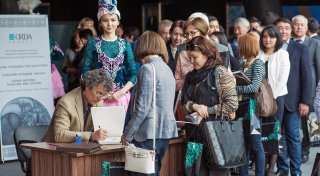 Ералы Оспанулы раздает автографы.