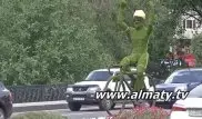 Скульптуры зеленых велосипедистов украсили Алматы