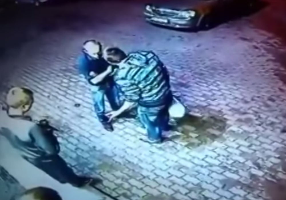 Пойдем выйдем: Двое мужчин наехали на старика у магазина: 2015-06-08 12:24:19 - прочитайте