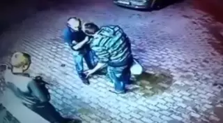 Пойдем выйдем: Двое мужчин наехали на старика у магазина