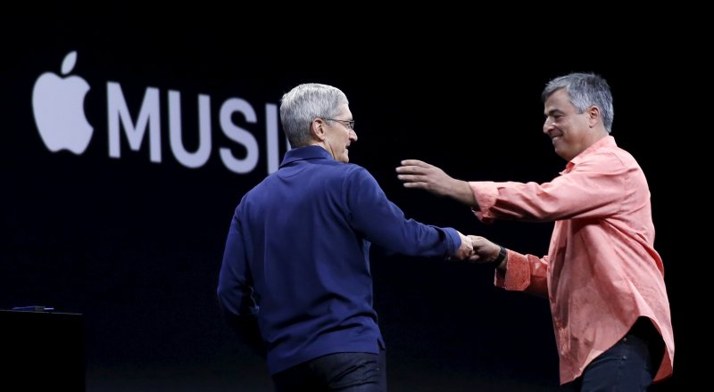 Тим Кук и Эдди Кью. Фото © REUTERS