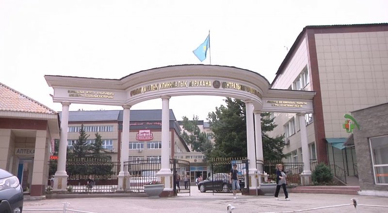 Здание Центральной клинической больницы в Алматы. Кадр телеканала "СТВ".