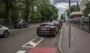 Дипломатов Казахстана уличили в парковке на велодорожке в Москве