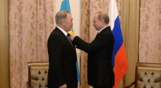 Путин вручает Назарбаеву Орден Александра Невского. © brics2015.ru