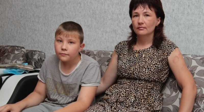 Саша Черемушкин с матерью. Фото с сайта yk-news.kz