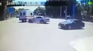 ДТП со "скорой" в Алматы: Не пропустивший врачей водитель отделался штрафом