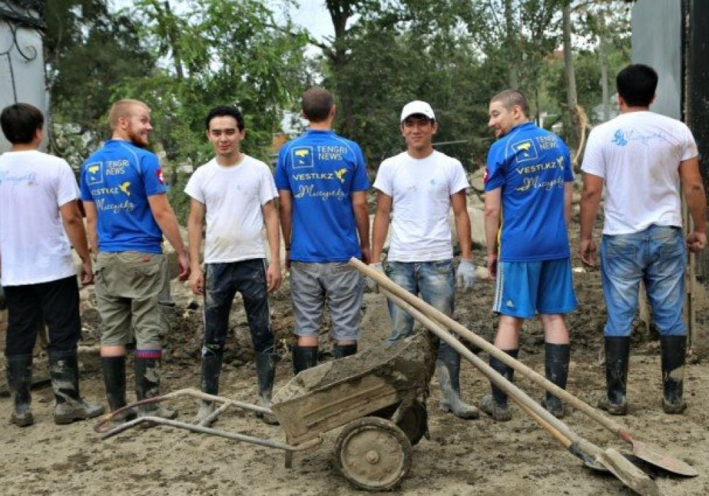 Как журналисты помогали пострадавшим от селя в Алматы: 2015-08-03 12:48:18 - прочитайте