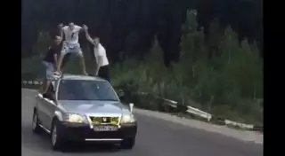 Водителя наказали за катание друзей на крыше авто в Алматы