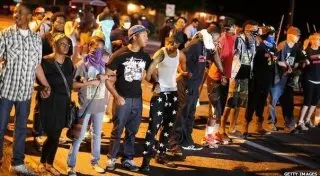 Сотни полицейских обеспечивают безопасность в Фергюсоне в годовщину убийства Брауна