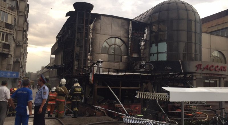 Пожар в ТЦ в Алматы. Фото Tengrinews