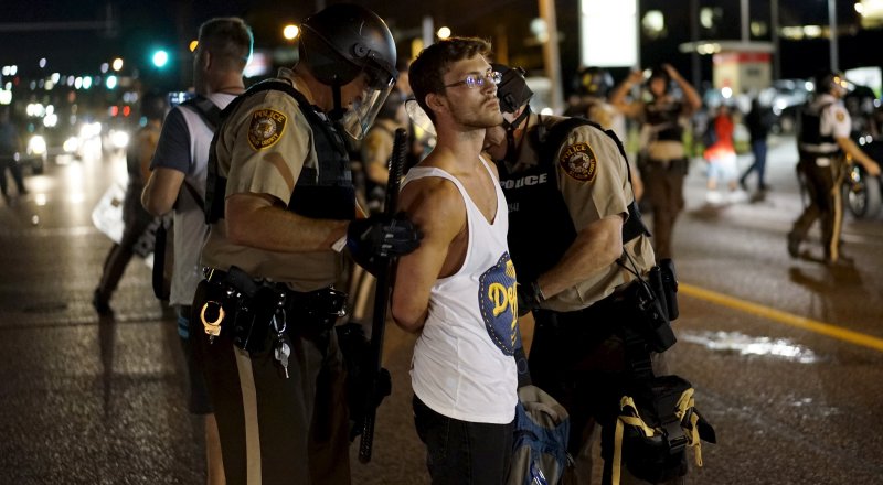 Полиция задерживает протестующих в Фергюсоне. Фото © REUTERS